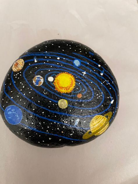 Outer Space Rock Painting, Earth Painted Rock, Big Painted Rocks Ideas, Rock Paintings Aesthetic, Small Stone Painting Ideas, Space Painted Rocks, Space Rock Painting, Painted Rocks Ideas Aesthetic, Moon Rock Painting