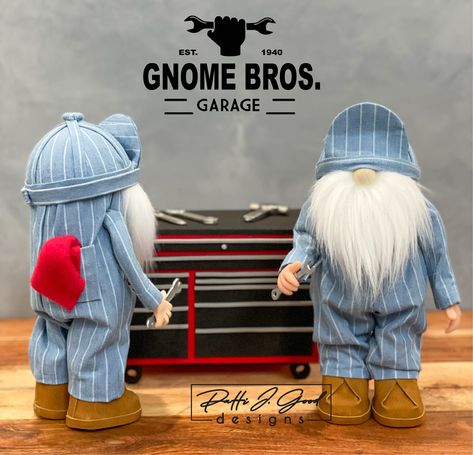 DIY Vintage Mechanic Gnome Tutorial Diy Bowling Pins, No Sew Gnome, Gnome Shoes, Diy Bowling, Vintage Mechanics, Diy Gnome, Gnome Tutorial, Diy Christmas Ornament, Yarn Dolls