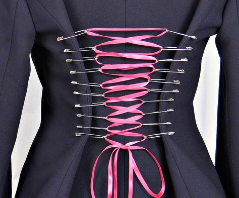 This safety pin corset is a very simple way to get the lace-up corset effect with just a few supplies I'll be you already have. Use this technique to help a loose blazer fit better or create the look of a smaller waist on a fitted blazer. Safety Pin Corset, Safety Pins Fashion, Safety Pin Art, Diy Corset, Ropa Upcycling, Diy Fashion Trends, Mode Steampunk, Mode Tips, Corset Back