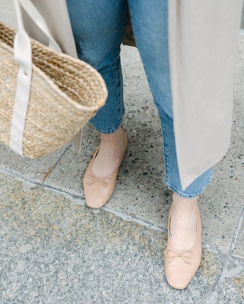 Nude Ballet Flats Outfit, Leather Flats Outfit, Ballet Flat Outfit, Bright Pink Sweater, Ballet Flats Outfit, Colorful Wardrobe, Ballerina Outfit, Nude Flats, Flats Outfit