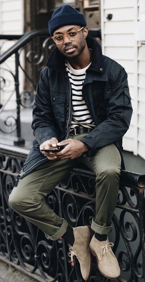 10 Simple yet Elegant Ways To Wear Chukka Boots - TheMinimalGuy.com Olive Chinos, Boots Men Outfit, Suede Chukka Boots, Chukka Boots Men, Desert Boot, Mens Fashion Streetwear, Autumn Outfits, Mens Fashion Suits, Green Pants