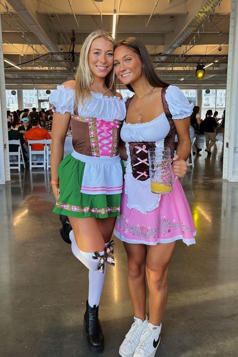 Octoberfest Girls, Oktoberfest Woman, Native Dress, Beer Girl, Oktoberfest Beer, Photos Of Women, Female Poses, Girls Life, Model Poses