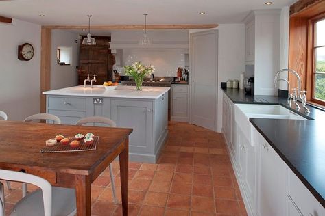 Beautiful English Country kitchen with terracotta floor tiles [Design: Edmondson Interiors] Kitchen With Terracotta Floor, Terracotta Kitchen Floor, Kitchen Floor Tile Design, Terracotta Kitchen, Dapur Rustic, Best Flooring For Kitchen, Terracotta Floor Tiles, Floor Tiles Design, Model Dapur