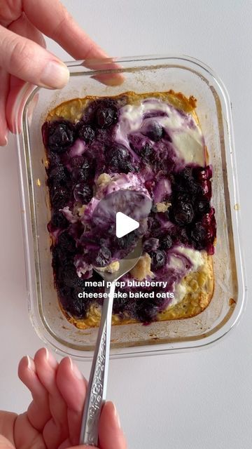 Alyssa Coady on Instagram: "Single serve blueberry cheesecake baked oats.. you need to try this easy meal prep breakfast 

(serves 1)
In a glass container or oven safe dish, add:
1/2 ripe banana, mashed
1/2 cup rolled oats
1 egg 
1/4 teaspoon baking powder
1/4 cup milk 
Mix until well combined

Then top oats with:
1/2 cup frozen blueberries, warmed in the microwave with a drizzle of maple syrup 
1 tablespoon greek yoghurt or vanilla greek yoghurt

Using a fork, mix the blueberries and yoghurt together as seen above

Bake in the oven for 25 minutes on 180 degrees celsius. Eat as is or drizzle with peanut butter 👌🏻

#bakedoats #bakedoatmeal #mealprep #healthybreakfast #easybreakfast #oatmeal #breakfastideas #healthyhabits" Blueberry Cheesecake Baked Oats, Cheesecake Baked Oats, Baked Oats Microwave, Single Serve Breakfast, Lentil Recipes Healthy, Blueberry Oatmeal Bake, No Bake Blueberry Cheesecake, Weight Watchers Recipes Desserts, Blueberry Oatmeal