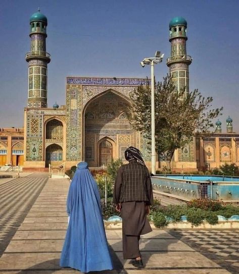 Islam Aesthetic, Afghanistan Culture, Afghan Culture, Grunge Pictures, Hijabi Fits, About World, Muslim Couple, Muslim Couple Photography, Afghan Fashion