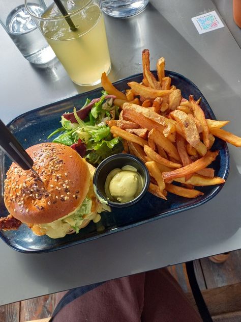 Food fast food aesthetic vibes Hamburger Restaurant, Food Vibes, Hamburger And Fries, Bday Dinner, Hamburger Steak, Burger And Fries, French Fries, A Restaurant, Food Cravings