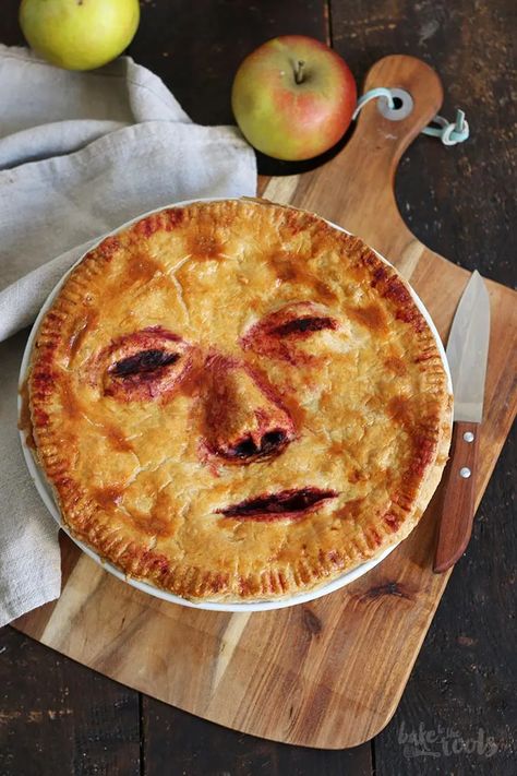 Face Pie Recipe, Creepy Halloween Pies, Halloween Pie Crust Face, Spooky Pies For Halloween, Creepy Pie Crust, Scary Halloween Face Pies, Pies With Faces, Pie With Face, Scary Pie Face