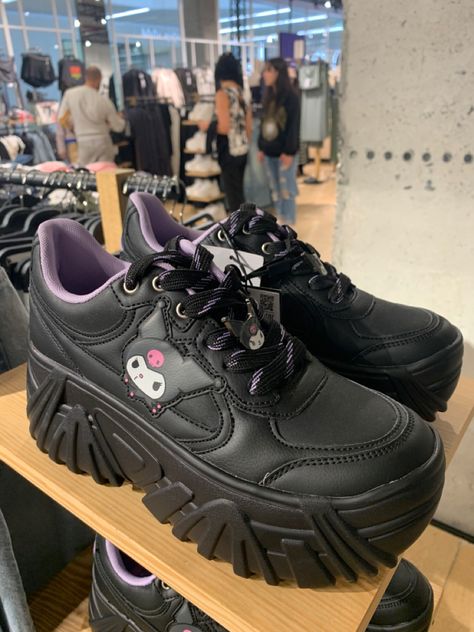 Kuromi Shoes, Kuromi Outfit, Kuromi Clothes, Bershka Shoes, Nike Shoes Women Fashion, How To Tie Shoes, Hello Kitty Shoes, Hello Kitty Jewelry, Winter Heels