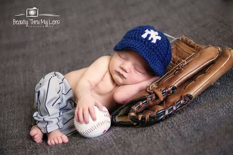 Newborn baby baseball player Newborn Baseball Pictures, Yankees Baby, Yankees Cap, Cap Outfit, Newborn Baby Photoshoot, Baby Boy Hats, Baseball Baby, Baby Boy Photos