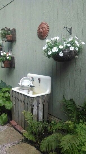 Old Sink Planter Ideas, Old Cast Iron Sink Ideas, Repurposed Cast Iron Sink, Butler Sink Garden Ideas, Old Cast Iron Sinks, Vintage Sink Planter, Cast Iron Sink, Vintage Sink, Garden Sink