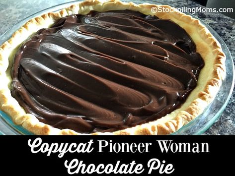 This Copycat version of the Pioneer Woman Chocolate Pie is simply delicious! Chocolate Pie Recipe Pioneer Woman, Pioneer Woman Chocolate Pie, Grandma's Chocolate Pie, Homemade Chocolate Pie, Chocolate Covered Cheesecake, Easy Chocolate Pie, Chocolate Pie Recipes, Chocolate Cream Pie, Chocolate Pie