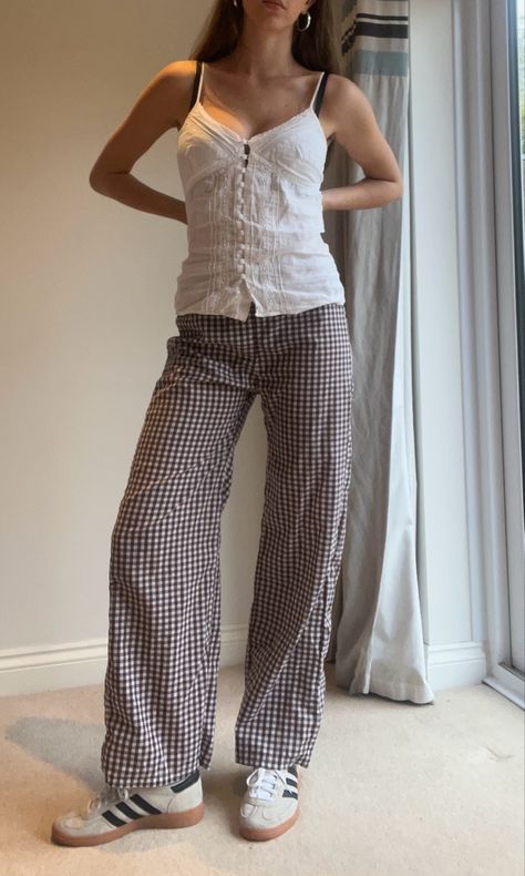 Gingham Summer Outfit, Linnebyxor Outfit Dam, Gingham Trousers Outfits, Gingham Outfit Aesthetic, Park Outfits Summer, Petite Summer Fashion, Pattern Pants Outfit, Fun Pants Outfit, Gingham Clothes