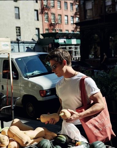 antoni porowski Cooking Food Photography, Man Cooking Aesthetic, Man In Kitchen, Men Cooking, Antoni Porowski, Bound By Honor, Queer Eye, Man Cooking