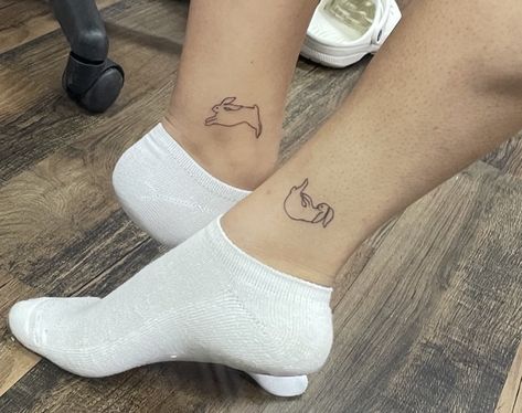 One Direction Matching Tattoos, Harry Styles Bunny Tattoo, Minimalist Tattoo Leg, Love On Tour Tattoo Ideas, Matching Harry Styles Tattoos, Love On Tour Tattoos, Harry Tattoo Ideas, Direction Tattoo Ideas, One Direction Tattoo Ideas