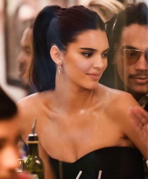 Hairstyles On Lehenga, Wedding Ponytail Hairstyles, Kendall Jenner Face, Wedding Ponytail, Stile Kendall Jenner, Slick Ponytail, Slicked Back Ponytail, Kim K Style, Kardashian Kollection