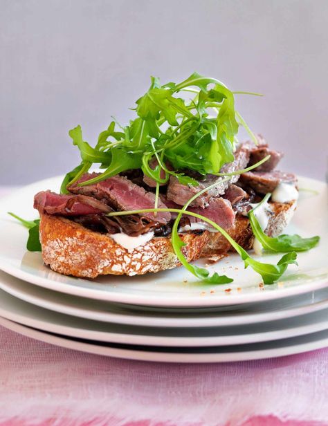 Open steak sandwich with balsamic shallots A really quick and easy lunch idea, this open steak sandwich is dressed with peppery rocket and sweet caramelised shallots. Creamed horseradish adds a punch for a flavour-packed snack or starter. Lamb Sandwich, Open Sandwich, Savoury Treats, Monday Recipes, Food Knowledge, Picnic Recipes, Sandwich Ideas, Country Bread, Roast Beef Sandwiches