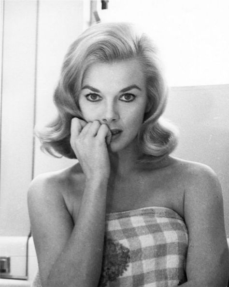 Glamorous Photos of Leslie Parrish in the 1950s and '60s ~ Vintage Everyday Leslie Parrish, Sherry Jackson, Li'l Abner, Huge Hair, Veronica Lake, Daisy Mae, Famous Photos, Belle Beauty, Good Morning World