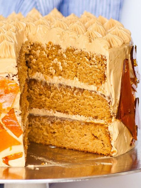 Dulce De Leche Cake Recipes Easy, Leche Cake Recipe, Quiche Chorizo, Leche Cake, Homemade Strawberry Cake, Salted Caramel Frosting, Brazilian Desserts, Caramel Filling, Decadent Food