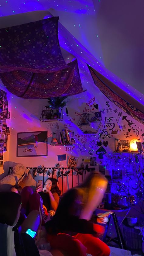 Y2k College Dorm, Room Ideas Aesthetic Tapestry, Y2k Room Inspiration, Edgy Bedroom Aesthetic, Y2k Aesthetic Bedroom, Tapestry Room Aesthetic, Room Inspo Y2k, Bedroom Ideas Y2k, Y2k Rooms