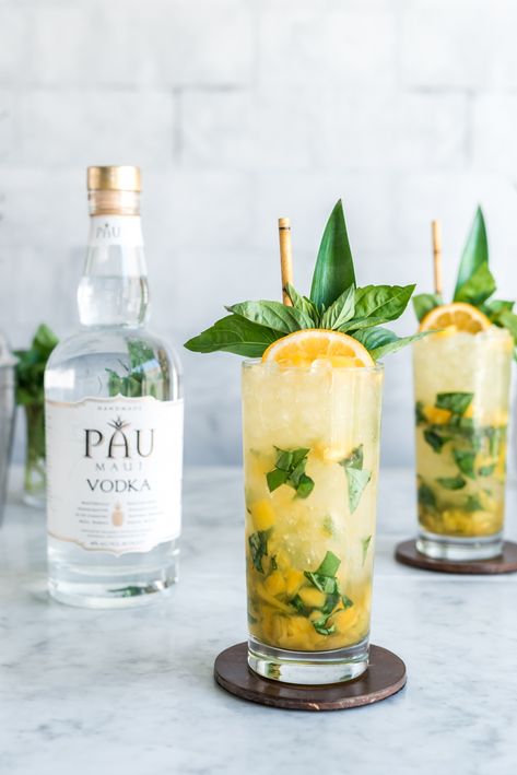 Vodka Pineapple Basil Smash Cocktail - Pineapple and Coconut Pineapple Basil, Tonic Cocktails, Coconut Vodka, Cocktail Original, Basil Smash, Cocktail Sauce Recipe, Pineapple Vodka, Raspberry Mojito, Pineapple And Coconut