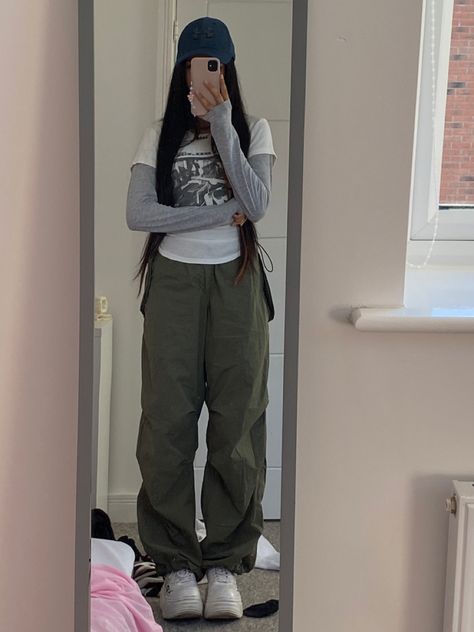 Raining Day Outfit Spring Casual, How To Style Green Parachute Pants, Green Parachute Pants Outfit Winter, Khaki Parachute Pants Outfit, Black Parachute Pants Outfit Winter, Gray Parachute Pants Outfit, Melbourne Fits, Gray Cargo Pants Outfit, Army Green Pants Outfit