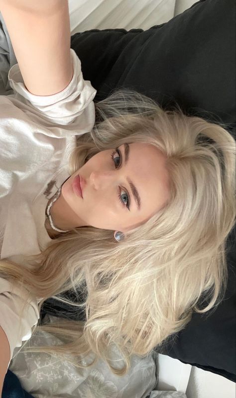 White Blonde Hair, Light Blonde Hair, Blonde Hair Girl, Blonde Hair Inspiration, Platinum Hair, Foto Tips, White Blonde, Platinum Blonde Hair, Light Blonde