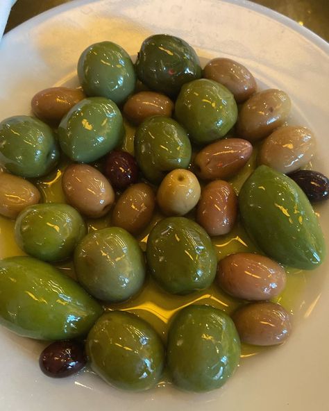 Olive Oil Aesthetic, Olives Aesthetic, Oil Aesthetic, Usa Party, Food Is Fuel, Food Inspo, Chanel Bags, Pretty Food, Aesthetic Food