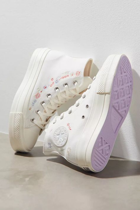 Cute Converse Shoes, Converse Aesthetic, Sneakers Trendy, Cute Converse, Hogwarts Dr, Chuck Taylor All Star Lift, Dr Shoes, Trendy Shoes Sneakers, Preppy Shoes