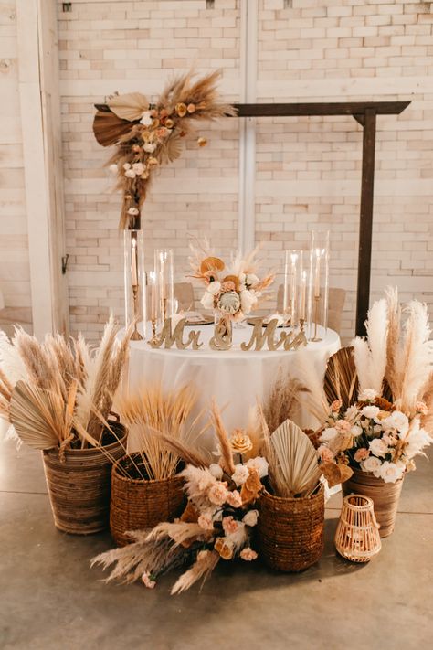 Wedding Centerpieces Bride And Groom Table, Boho Bridal Party Table, Boho Wedding Blush Pink, Cake Table Boho Wedding, Bride And Groom Table Pampas, Pampas Grass Table Setting, Boho Bridal Table Decor, Boho Industrial Wedding Decor, Boho Wedding Tablescape Round