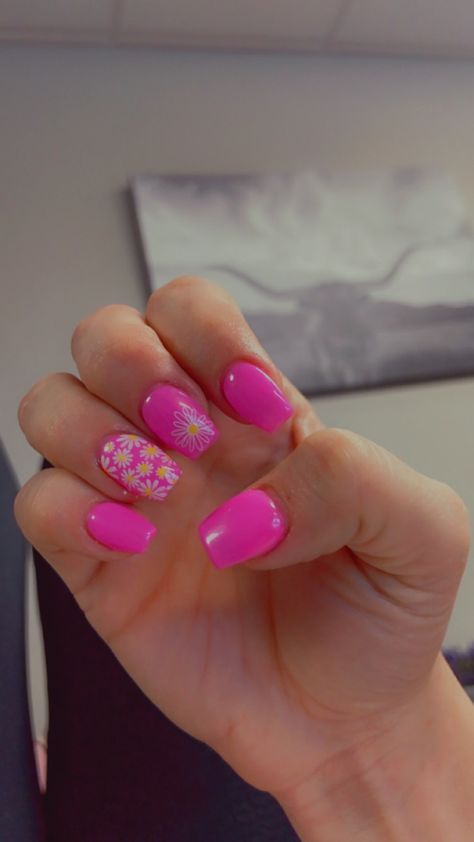 Nail Designs For Pink Nails, Pink Barbie Themed Nails, Pink Nails With Daisies, Barbie Pedicure, Barbie Movie Nails, Barbie Core Nails, Bright Pink Nails With Design, Barbie Nails Short, Barbie Pink Nails With Design