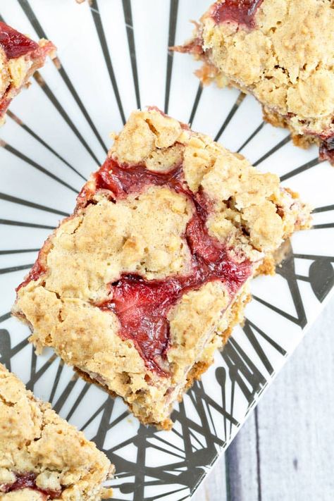 Strawberry Rhubarb Oatmeal Bars: It's rhubarb season - try these strawberry rhubarb oatmeal bars with a crunchy oatmeal cookie crust and a thick layer of fruit compote. Easier than a pie, but just as delicious! {Bunsen Burner Bakery} Strawberry Rhubarb Oatmeal, Rhubarb Oatmeal Bars, Oatmeal Cookie Crust, Strawberry Rhubarb Bars, Crunchy Oatmeal, Rhubarb Oatmeal, Rhubarb Cookies, Strawberry Rhubarb Compote, Rhubarb Bars