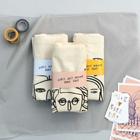 Packing Design Clothes, Tote Bag Packaging Ideas, Tote Bag Packaging, Etsy Packaging, Canvas Bag Design, Packing Orders, Shirt Packaging, Packaging Ideas Business, Small Business Packaging Ideas