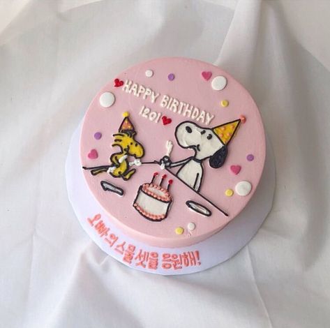 L12O04 롤라 사랑해 Bolo Snoopy, Korea Cake, Snoopy Cake, Snoopy Birthday, Pretty Dessert, Think Food, Pretty Birthday Cakes, Cute Birthday Cakes, Cute Desserts