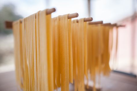 Drying homemade pasta helps it last longer. Homemade Spaghetti Noodles, Homemade Pasta Noodles, Pasta Gifts, Pasta Storage, Fresh Pasta Dough, Homemade Pasta Dough, Dry Pasta, Pasta Dough Recipes, Make Your Own Pasta