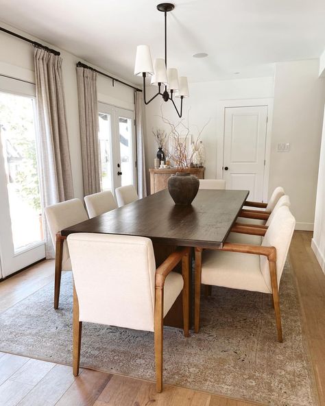 SIVAN AYLA on Instagram: “Elevated the dining room by adding curtains that I never knew I needed 🤍 so grateful for @wendybellissimo who nudged me to do it and picked…” Neutral Dining Room, Minimalist Dining Room, Transitional Decor Kitchen, Dinning Room Design, Dining Room Style, Dining Room Interiors, Elegant Dining Room, Dining Room Inspiration, Dream Houses