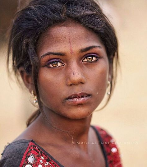 51 Powerful Portraits Of Everyday Indian People By Polish Photographer Magdalena Bagrianow Indian People, Photographie Portrait Inspiration, Street Portrait, Unique Faces, Indian Woman, 수채화 그림, Freelance Photographer, People Of The World, Interesting Faces