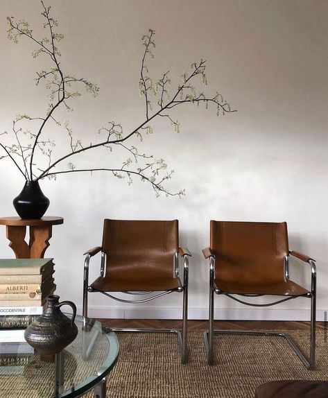 Modern Living Room Brown, Brown Leather Lounge, Wabi Sabi Living Room, Living Room Brown, Interior Decorating Living Room, Room Brown, Chic Interior Design, Timeless Interiors, Mid Century Modern Living