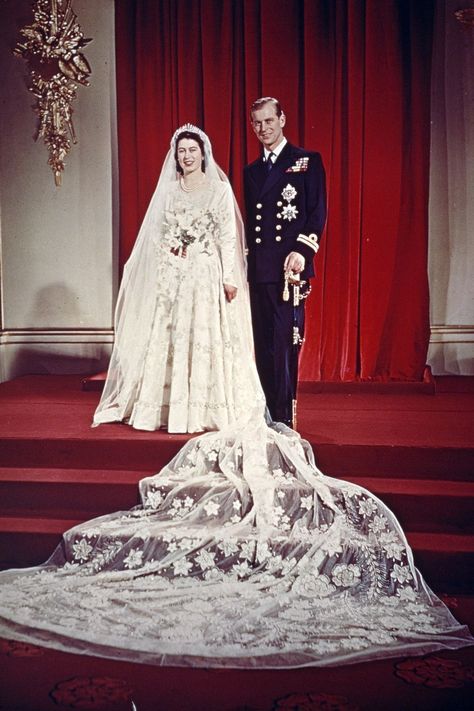 Queen Elizabeth II Through the Years - Photos of Queen Elizabeth II Facts About Queen Elizabeth, Elizabeth Ii Young, Queen Elizabeth Wedding, Princesa Elizabeth, Rainha Elizabeth Ii, Reine Elizabeth Ii, Celebrity Wedding Dresses, Reine Elizabeth, Elisabeth Ii