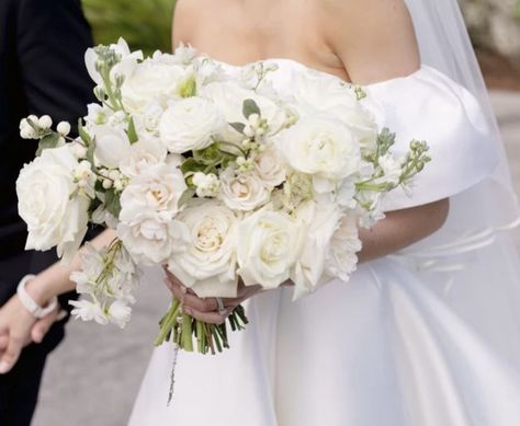 National Aviary Wedding, Bridal Bouquet Styles, Simple Wedding Bouquets, Wedding Party Flowers, Wedding Bouquets Bride, Bridal Bouquet Flowers, White Bridal Bouquet, White Wedding Bouquets, Aesthetic White