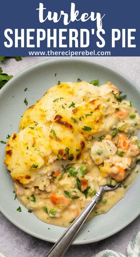 This Creamy Turkey Shepherd's Pie is the best way to use up all your holiday dinner leftovers. It's loaded with turkey and veggies, then topped with mashed potatoes. The perfect comfort food! #thanksgiving #turkey | leftover turkey | thanksgiving leftovers | leftover recipes | christmas dinner | christmas leftovers | turkey recipes | comfort food | dinner ideas Turkey Dinner Leftovers, Paleo Leftover Turkey Recipes, Roasted Turkey Leftover Recipes, Turkey Dinner Leftover Ideas, Turkey Meat Dinner Ideas, Turkey Leftover Recipes Casseroles, Turkey Breast Leftover Recipes, Leftover Turkey Shepherds Pie, Christmas Dinner Leftover Recipes