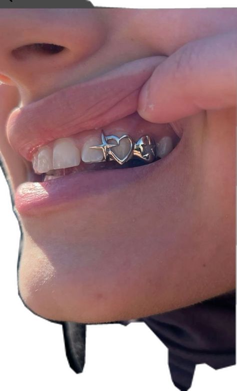 Teeth Gen Ideas, Cool Tooth Gems, Small Grills Teeth, Subtle Grillz, Piercing No Dente, Grills For Women Teeth, Grillz For Females, Tooth Grill, Teeth Gems