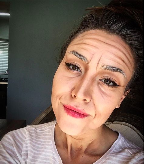 Follow the lines when you make a face with dark brown Nem Halloween Makeup, Old Lady Makeup, School Halloween Costumes, Maquillage Halloween Simple, Old Age Makeup, Makeup Wrinkles, Halloween Makeup Look, Aging Makeup, Old Lady Costume