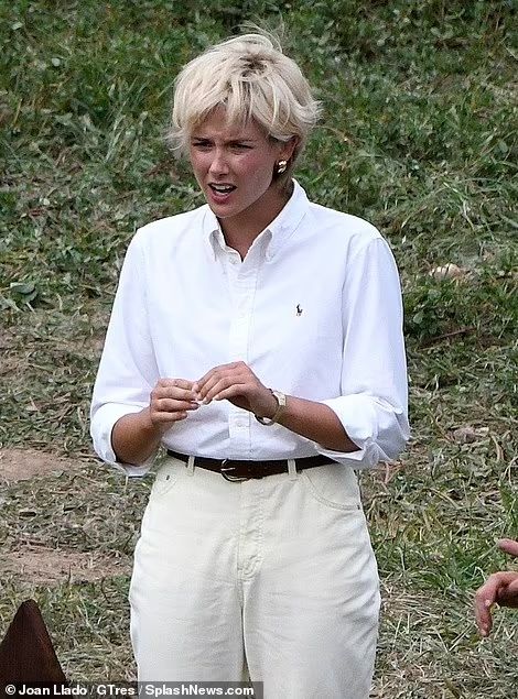 The Crown Elizabeth, Princess Diana Hair, Imelda Staunton, Elizabeth Debicki, Cream Trousers, White Linen Shirt, Relaxed Outfit, Queen Mother, Princess Margaret