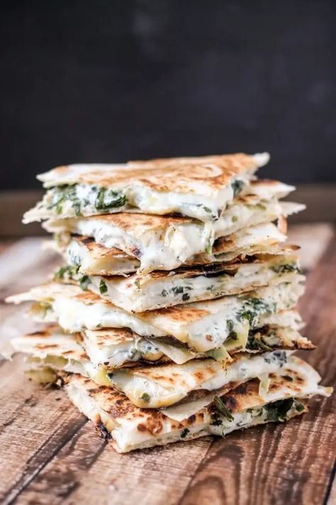 Best Quesadilla Recipe, Vegetarian Quesadilla, Diy Easy Recipes, 5 Minute Meals, Quesadilla Recipes, Vegetarian Dinners, Think Food, Snacks Für Party, Spinach Artichoke