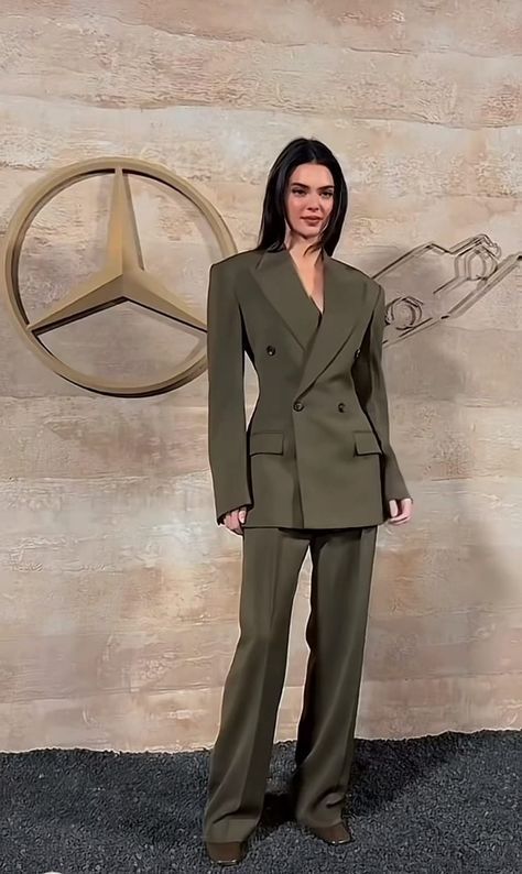 Kendall Jenner Green Outfit, Kendall Jenner Green Dress, Kylie Jenner Suit, Kendall Jenner Mercedes, Suits Women Aesthetic, Kendall Jenner Suit, Women In Suits Business, Suits For Women Aesthetic, Women Suits Aesthetic