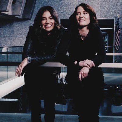 Maggie & Alex Danvers Alex And Maggie Supergirl, Alex And Maggie, Supergirl Alex, Chyler Leigh Supergirl, Floriana Lima, Maggie Sawyer, Arrow Black Canary, Alex Danvers, Alex Love