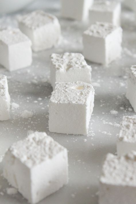 Bourbon Marshmallows, Homemade Whiskey, Homemade Bourbon, Flavored Marshmallows, How To Make Marshmallows, Vanilla Marshmallows, Homemade Candy, Recipes With Marshmallows, Unflavored Gelatin