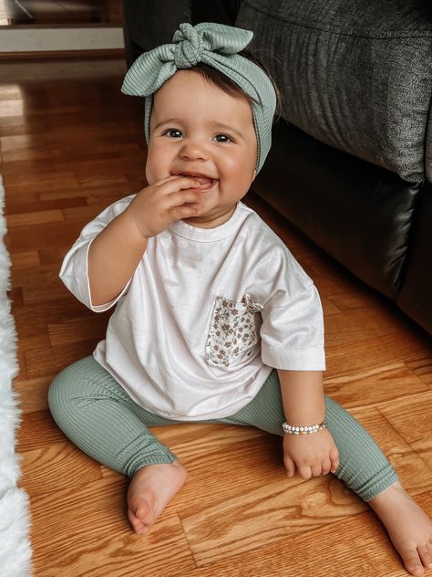 Let me introduce this super sweet set - knit leggings and top knot or tiny knot headbands. They are great for preemies, newborns, babies and toddlers! Each piece is flawlessly handmade, stylish for your baby and makes a great gift that anyone can be proud to give to a lucky mom and baby.  💌  GET 10% OFF YOUR 1ST ORDER! When you join our mailing list  --> http://bit.ly/DudisDesignEtsy ♥ ABOUT THIS SET ⚬ Sizes preemie to 3/4T.  ⚬ Made of a soft and stretchy knit fabric that feels great to the tou Newborn Coming Home Outfit, Look Legging, Toddler Pants, Outfit Cute, Baby Fits, E Mc2, Sea Spray, Ribbed Leggings, Everything Baby