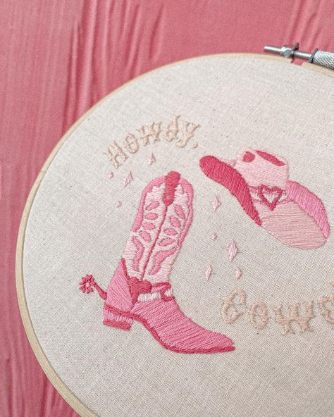 Cowgirl Embroidery Designs, Cowboy Boot Embroidery Pattern, Cowboy Embroidery Designs, Cowboy Boot Embroidery, Embroidery Drawing Pattern, Cowgirl Embroidery, Embroidery Country, Embroidery Rings, Pink Cowgirl Aesthetic