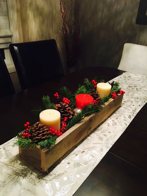 Rectangle Table Christmas Centerpieces, Christmas Crafts Centerpieces, Christmas Center Piece Decor Ideas, Christmas Centrepiece Ideas, Christmas Center Piece, Christmas Centre Pieces, Wooden Christmas Trees Diy, Christmas Centrepiece, Table Centerpiece Ideas